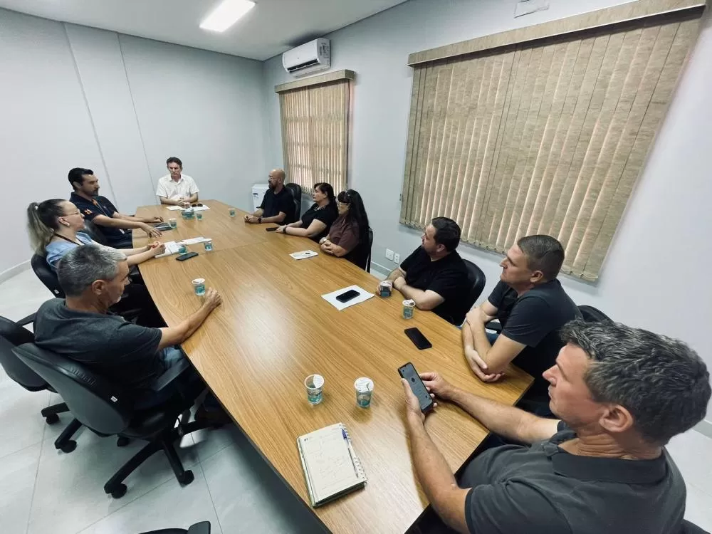 Reunião na Câmara de Vereadores reuniu representantes da Copel e parlamentares para tratar das quedas de energia no município. (Foto: Cristiano Viteck)