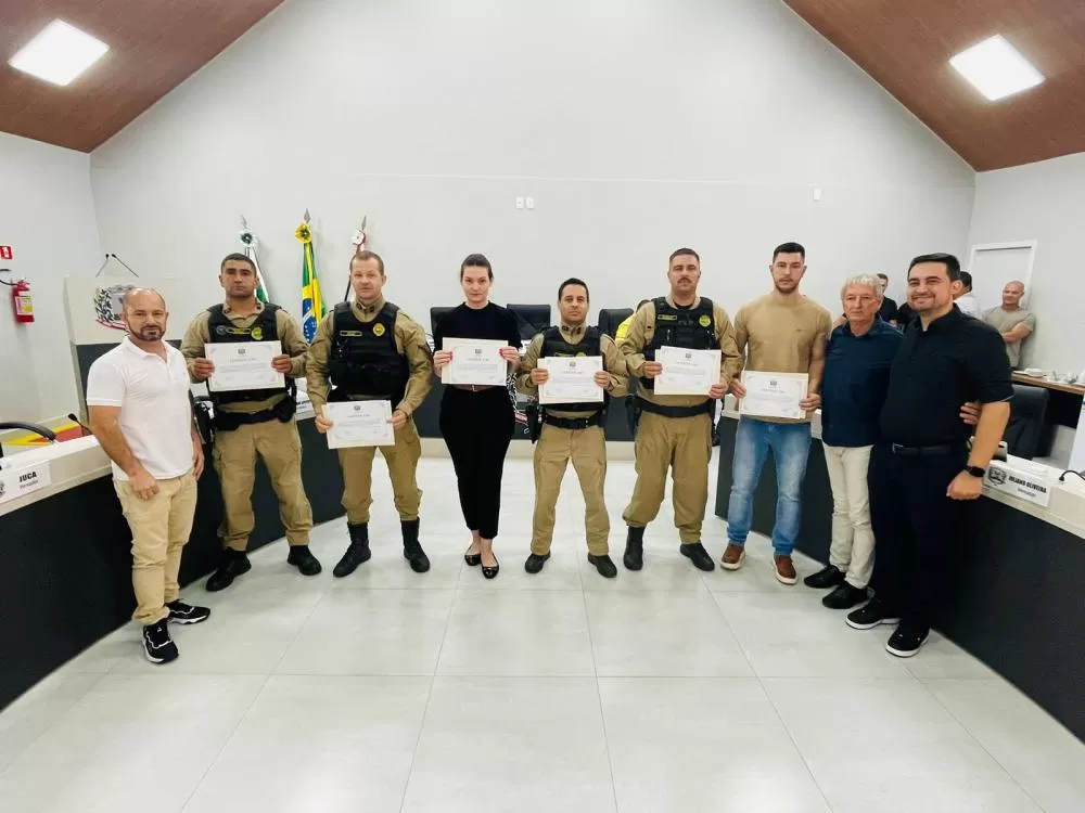 Policiais militares recebem certificados de Menção Honrosa durante sessão da Câmara. (Foto: Cristiano Viteck)