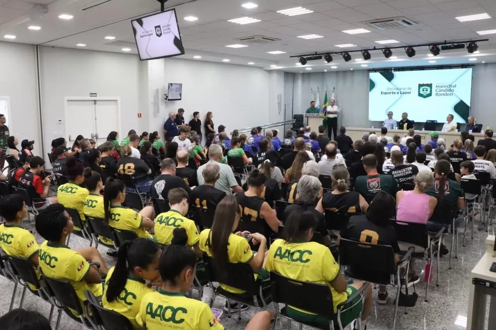 Autoridades estaduais e municipais durante reunião na Acimacar para anúncio de eventos esportivos em Marechal Rondon. (Foto: Divulgação)