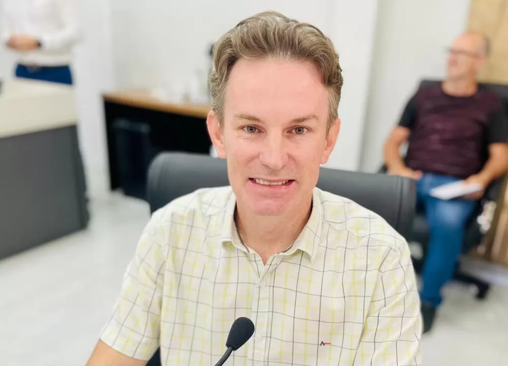 Vereador Rafael Heinrich apresentou requerimentos voltados ao esporte, educação e infraestrutura urbana durante a sessão legislativa. (Foto: Cristiano Viteck)