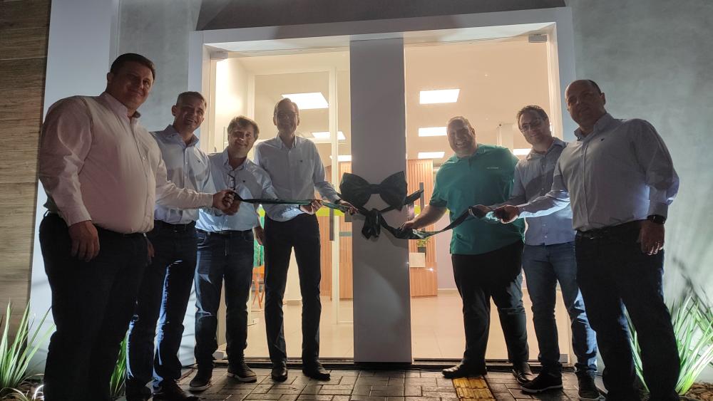 Momento do desate da fita: o diretor de Consórcios da Central Sicoob Unicoob, Francisco Puton, o diretor de Mercado da Sicoob Confiança, Rogério Griguc, o Vice-presidente do Sicoob Confiança, Valdir Reffatti, o presidente da Sicoob Confiança, Gainor Sabk