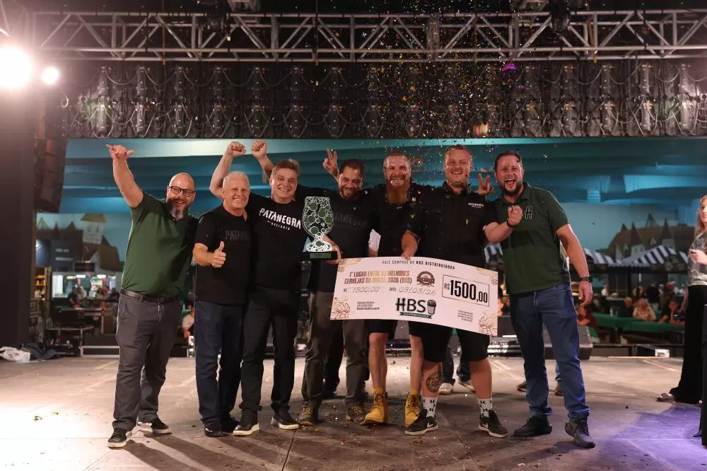 Patanegra Cacacu Wood, de Pinhais (PR), foi eleita a melhor cerveja do Brasil no Concurso Brasileiro de Cervejas 2026. Na foto, o segundo da esquerda é Enoir José Primon, representante regional da marca. (Foto: Divulgação)