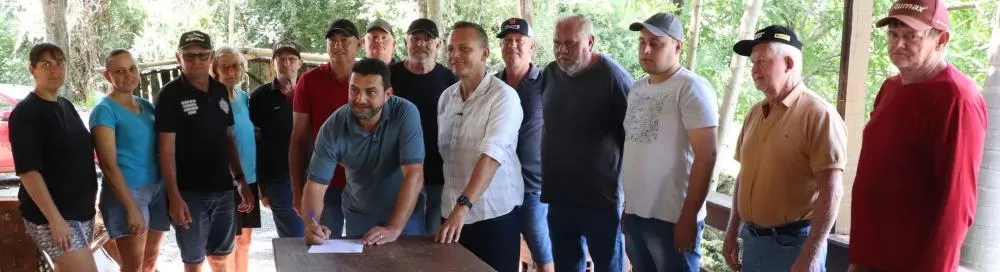 Prefeito Adriano Backes e vice-prefeito Vanderlei Sauer assinam ordem de serviço para pavimentação na Linha Sanga do Mico, no distrito de Bom Jardim. (Foto: Divulgação)