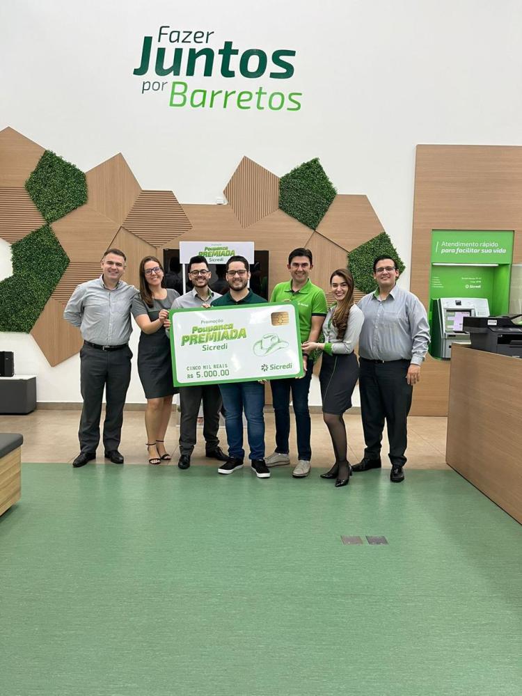 A equipe da Sicredi de Barretos com o ganhador do prêmio e o presidente da Sicredi Aliança PR/SP, Fernando Barros Fenner.