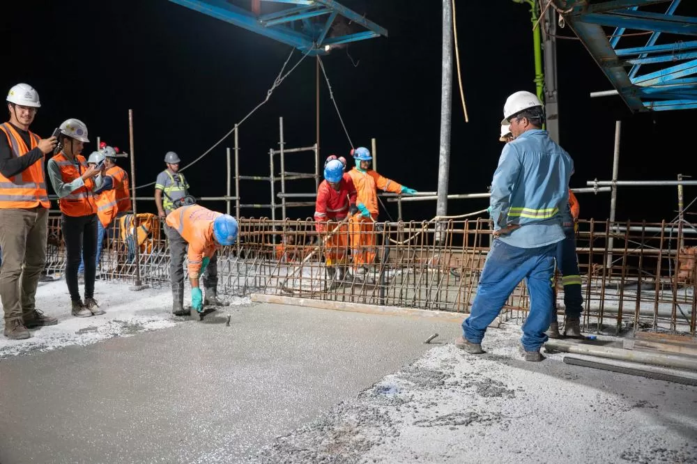 Momento nominado como “beijo da ponte” marcou a união das duas estruturas da Ponte de Guaratuba. (Foto: Ricardo Ribeiro/AEN)