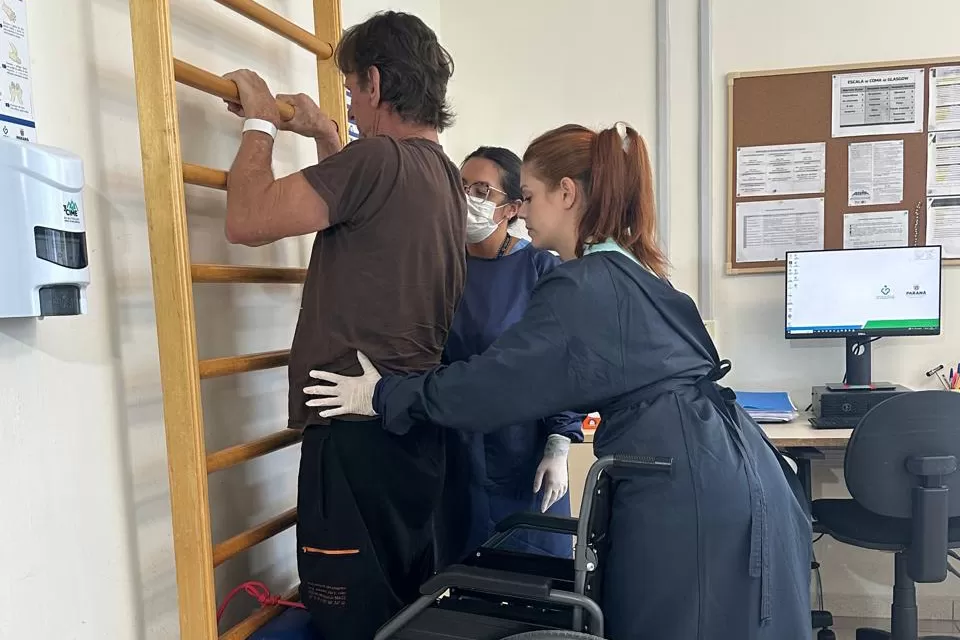 Paciente inicia fisioterapia em hospital de reabilitação após aplicação experimental de polilaminina. (Foto: Divulgação/SESA)