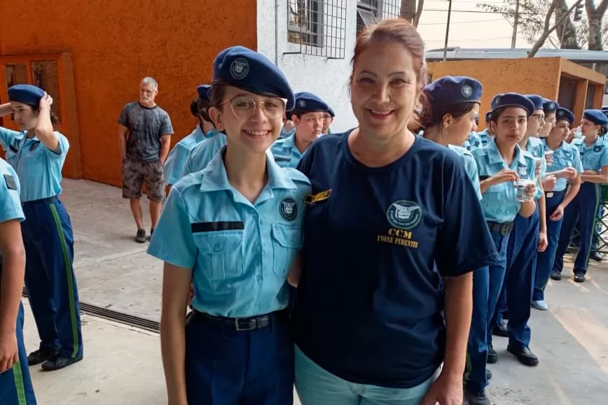 Monitoras militares, como a sargento Mariangela Correa, atuam nos colégios cívico-militares com foco em disciplina, diálogo e acolhimento aos estudantes. (Foto: Divulgação)