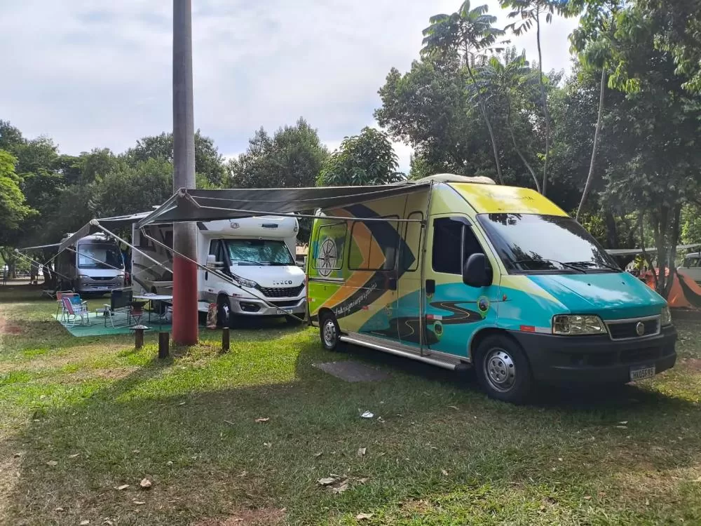 Veículos adaptados e amantes do turismo sobre rodas participam do Encontro de Motorhomes em Porto Mendes. (Foto: Divulgação)