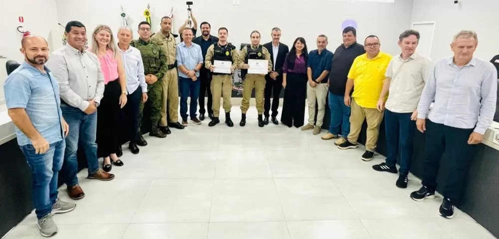 Policiais Mariéle Petry e Eliakim Araujo recebem Menção Honrosa da Câmara de Vereadores de Marechal Rondon. (Foto: Cristiano Viteck)
