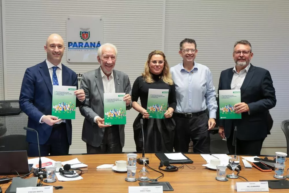 Relatório da OCDE sobre desenvolvimento sustentável foi entregue ao vice-governador Darci Piana no Palácio Iguaçu. (Foto: Geraldo Bubniak/AEN)