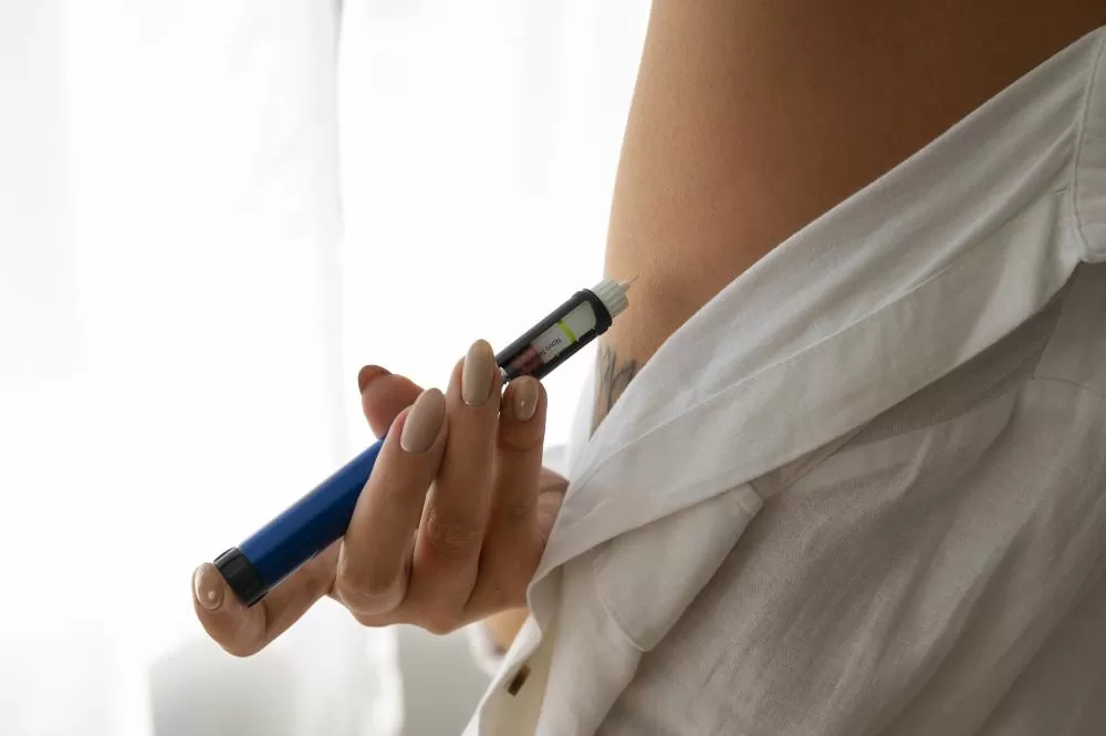 Canetas injetáveis para tratamento de diabetes e obesidade movimentam bilhões no mercado farmacêutico brasileiro. (Foto: Freepik)