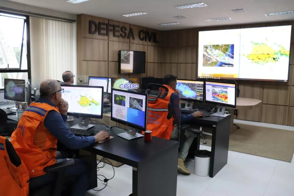 Chuvas intensas de março de 2011 provocaram deslizamentos e enchentes no Litoral do Paraná, episódio que impulsionou mudanças na atuação da Defesa Civil estadual. (Foto: Defesa Civil Estadual))