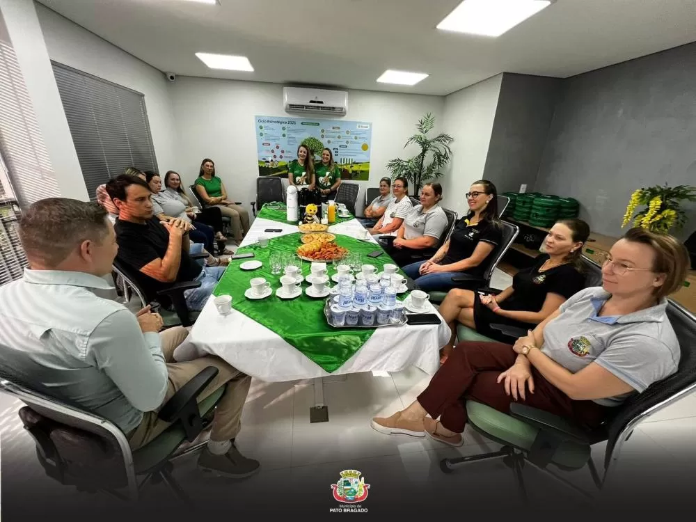 Autoridades municipais e representantes do Sicredi participaram de reunião para avaliação do Programa União Faz a Vida em Pato Bragado. (Foto: Divulgação)