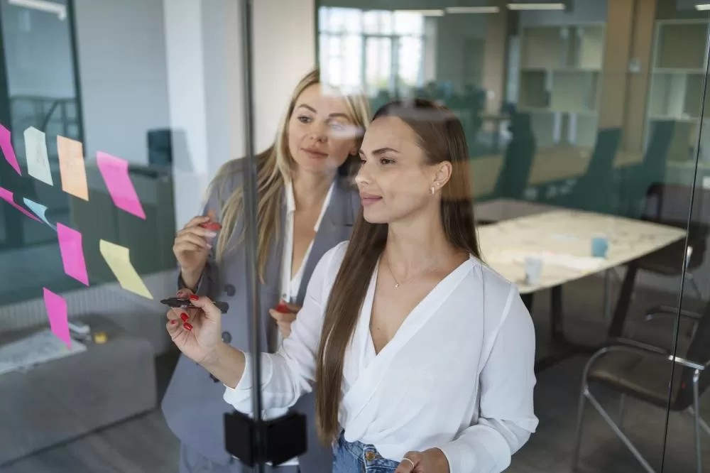 Empreendedorismo feminino cresce no Paraná e mulheres já lideram quase metade das empresas ativas no Estado. (Foto: Freepik)