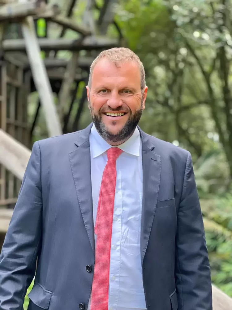 O secretário de Desenvolvimento Social e Família do Paraná, Rogério Carboni, participa do anúncio regional do programa Bons Olhos Paraná em Marechal Cândido Rondon. (Foto: Divulgação)