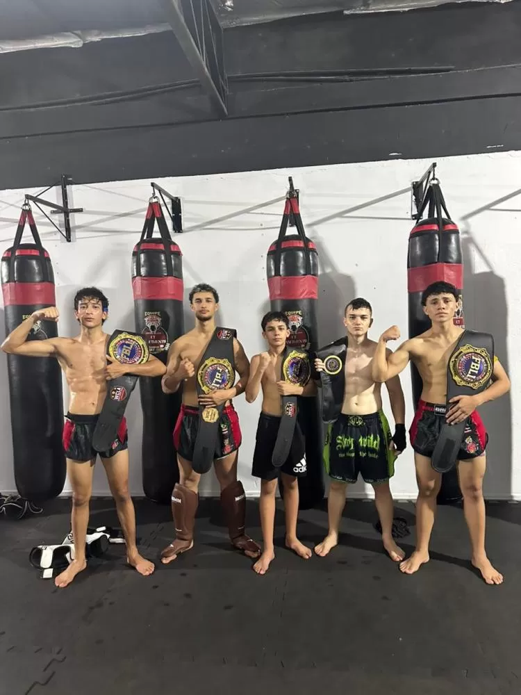 Atletas da equipe CDL Muaythai – Centro de Treinamento Nascimento conquistam cinco cinturões em campeonato internacional realizado em Santa Helena. (Foto: Divulgação)