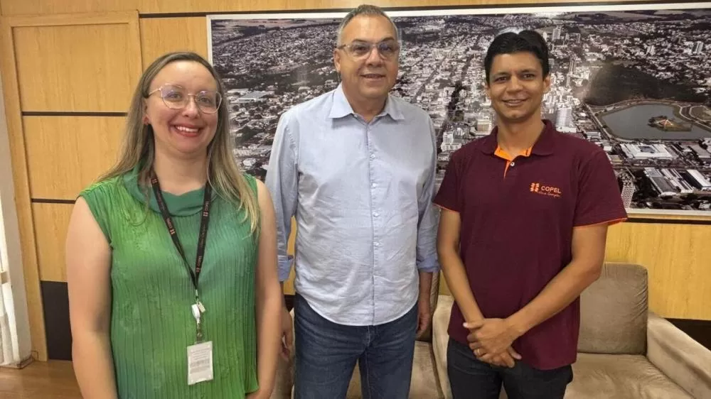 Kelly de Lima, Mario Costenaro e Hemerson Almeida Orcesi durante reunião que tratou do reforço de equipes e novos investimentos da Copel na infraestrutura elétrica de Toledo. (Foto: Divulgação)
