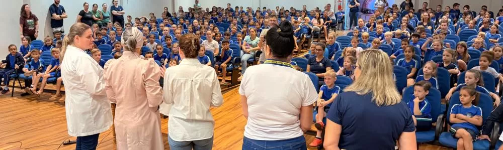 Ação do Lions Clube Entre Rios e Colgate promoveu orientações e entrega de kits de higiene bucal a estudantes. (Foto: Divulgação)