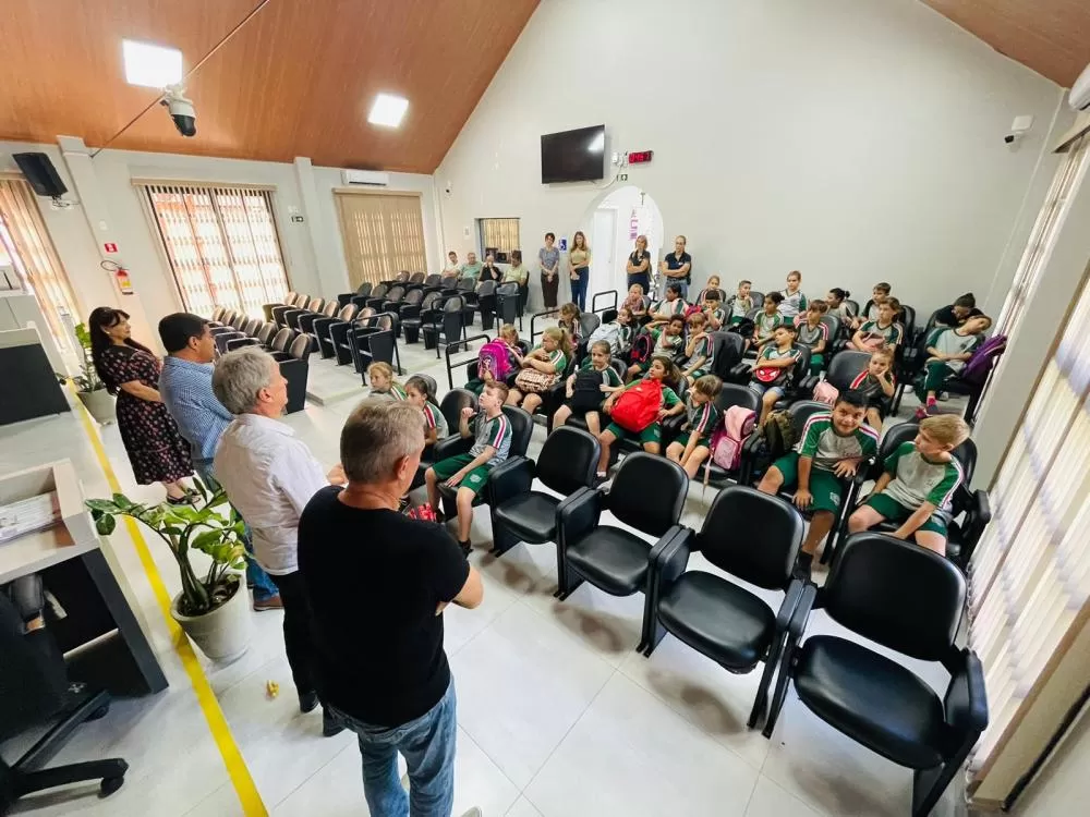 Os alunos da Escola Municipal Costa e Silva, no distrito de Margarida, visitaram a Câmara de Vereadores no dia 13 de março, sexta-feira. ( Foto: Cristiano Viteck)