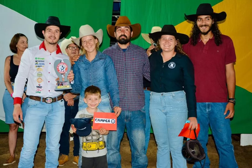 Juliana Vorpagel (aqui com sua equipe e familiares) conquista título na prova dos três tambores em competição realizada em Missal. (Foto: Divulgação)