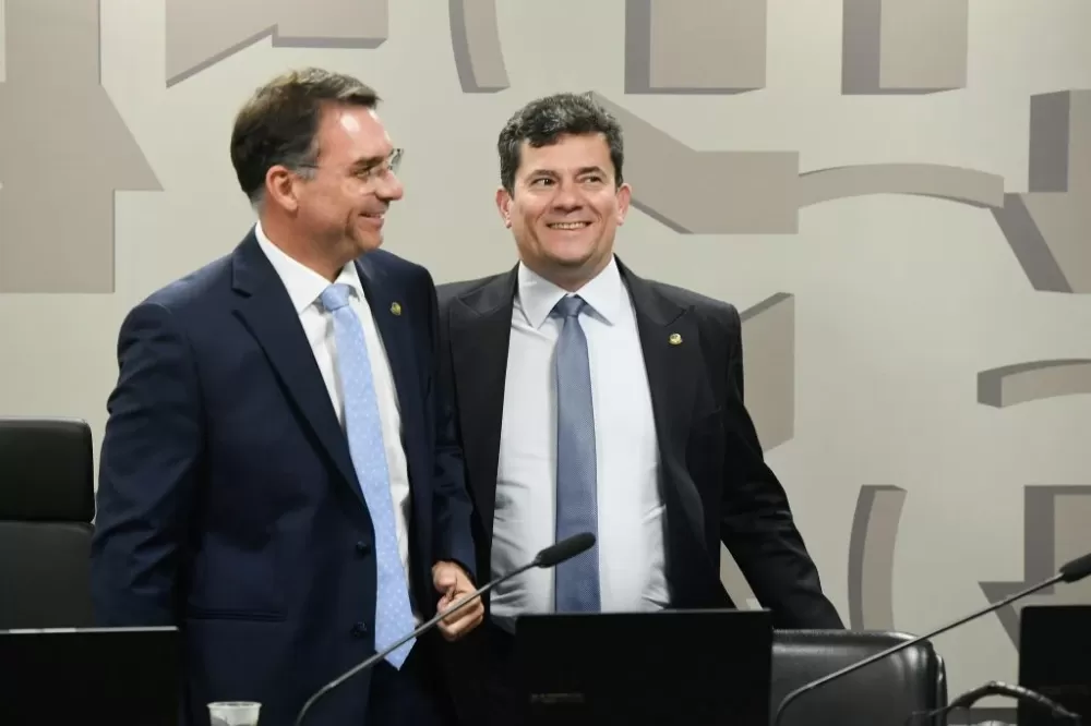 Senador Flávio Bolsonaro (PL-RJ) e senador Sergio Moro (União-PR) em Brasília. (Foto: Jefferson Rudy/Agência Senado)