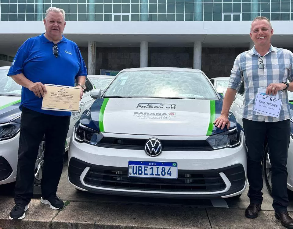 O gerente da Agência do Sine local, Sergio Marcucci, e o vice-prefeito Vanderlei Sauer receberam o veículo destinado à Agência do Trabalhador de Marechal Cândido Rondon (Foto: Divulgação)