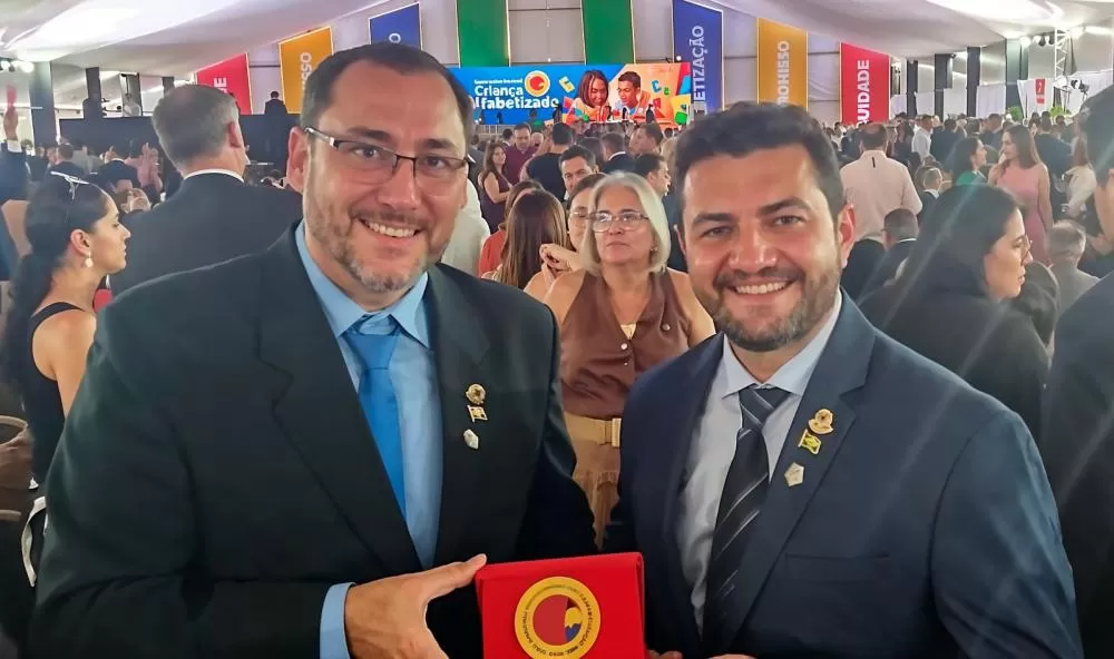O secretário João Carlos Klein e o prefeito Adriano Backes receberam, pelo município, a certificação Ouro em programa nacional de alfabetização (Foto: Divulgação)