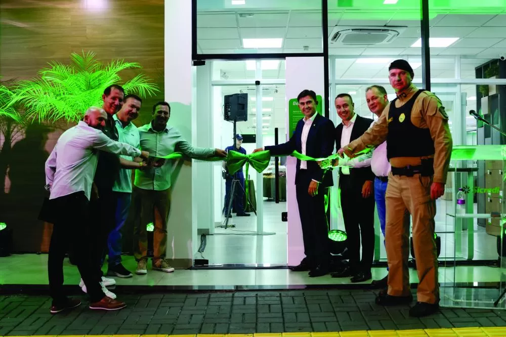 Descerramento da fita marca a reinauguração da agência do Sicredi em Mercedes, com presença de lideranças, associados e autoridades locais (Fotos: Divulgação/Sicredi)