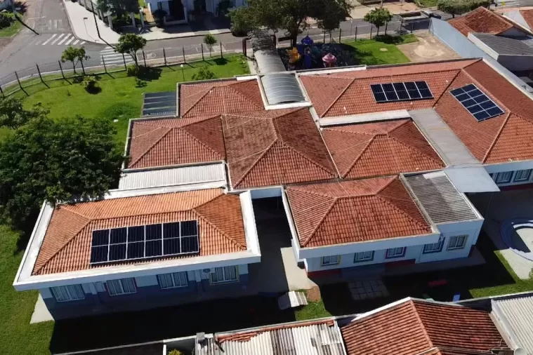 Escolas do Paraná começam a receber energia solar em investimento de R$ 23 milhões