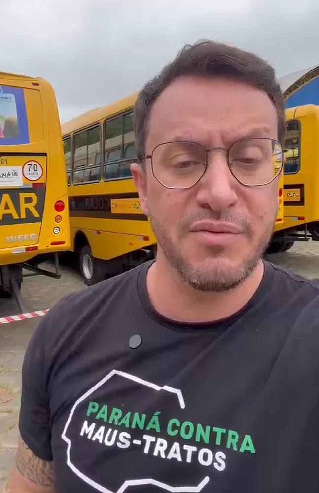 Deputado Matheus Laiola durante a entrega dos novos ônibus escolares destinados aos municípios paranaenses (Foto: Divulgação)
