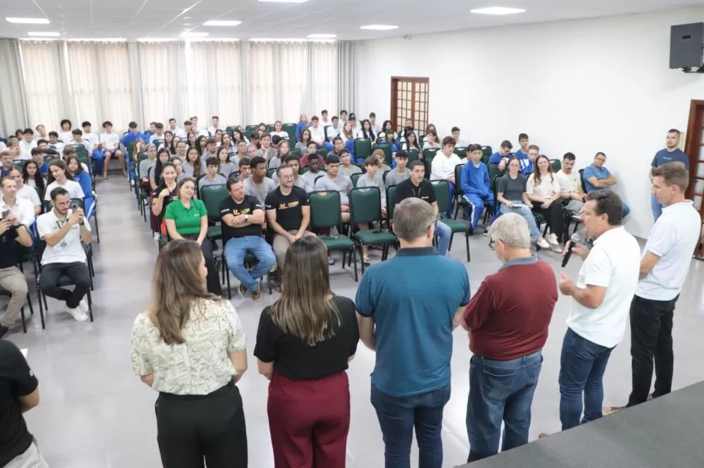 Estudantes participam da abertura do Projeto Empreendedorismo na Escola em Santa Helena. (Foto: Divulgação)