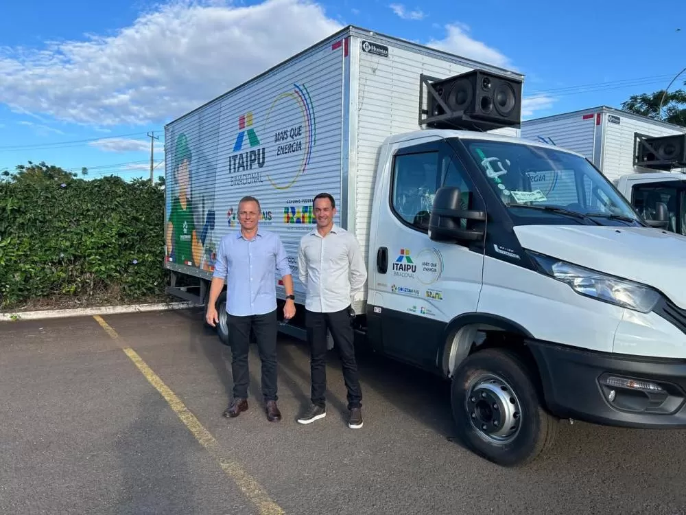 O caminhão recebido pelas autoridades municipais. ( Foto: Divulgação)