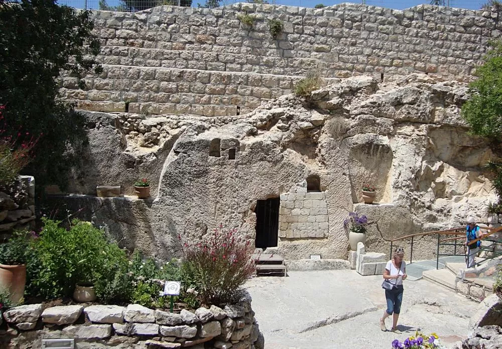 Imagem: O sepulcro de Jesus no Jardim da Tumba (Foto de Helena Lúcia)