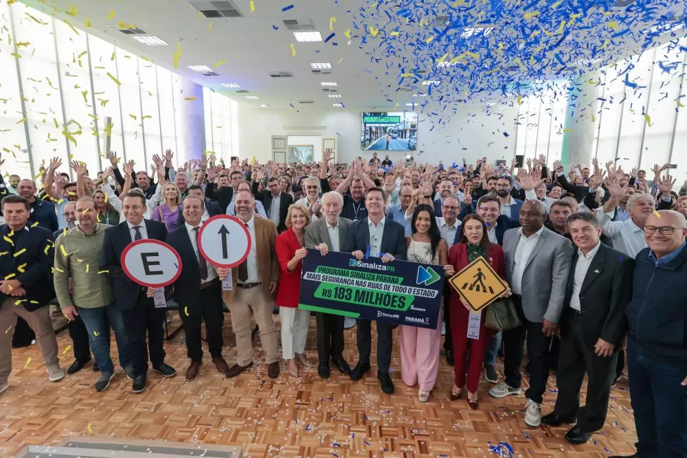Investimento de R$ 183 milhões vai reforçar a sinalização viária urbana nos 399 municípios do Paraná, com foco em segurança e mobilidade. (Foto: Geraldo Bubniak/AEN)