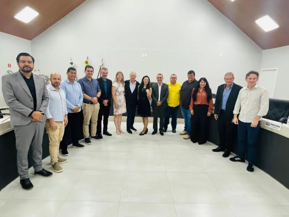 Os vereadores com a homenageada, a atleta Rosane Kunzler. (Foto: Cristiano Viteck)