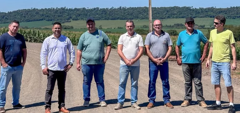 Executivo e Legislativo acompanham obras de pavimentação rural em Quatro Pontes