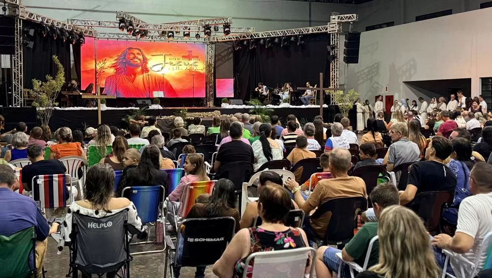 Auto de Páscoa reuniu grande público e emocionou comunidade em Quatro Pontes. (Foto: Divulgação)