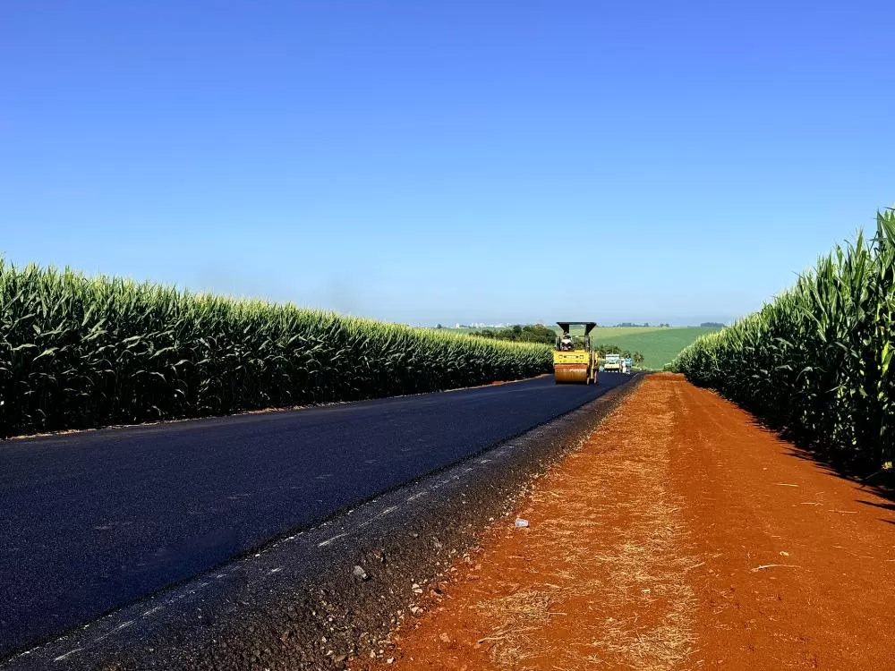 Novo trecho asfaltado na Linha São José melhora o acesso e beneficia produtores e moradores de Quatro Pontes. (Foto: DIvulgação)