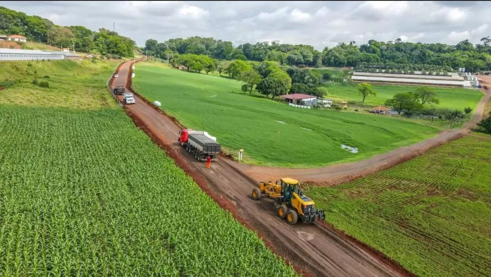 Carlinhos e Marciel Escher solicitam informações sobre recursos utilizados na pavimentação da Linha São Cristóvão. (Foto: divulgação)
