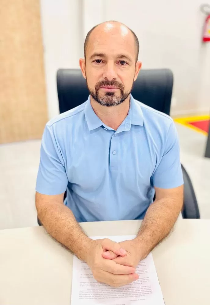 Padeiro apresenta indicações para estrada da Linha Esquina Guaíra e operação tapa-buracos no Bairro Barcelona