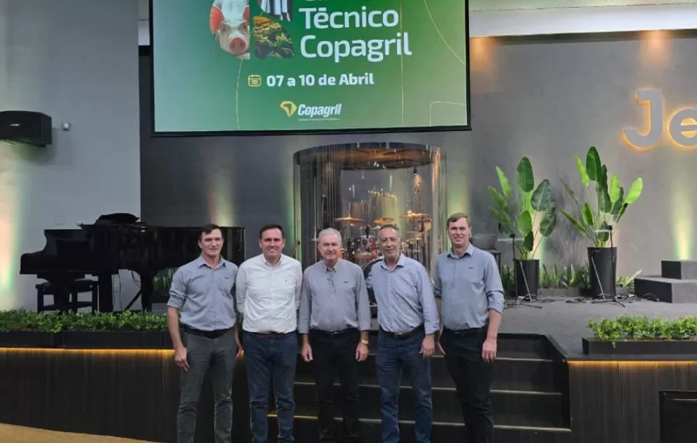 Diretores da Copagril ao lado do palestrante da noite, durante a abertura do CTC 2026 (Foto: Divulgação)