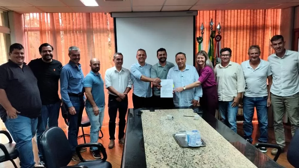 Autoridades assinam contrato para pavimentação na Linha Bandeirantes, em Novo Três Passos (Foto: Divulgação)