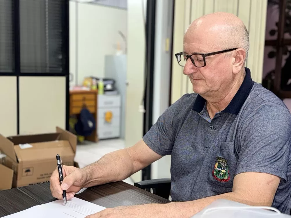 Secretário Pedro Becker orienta população sobre uso correto de calçadas e espaços públicos em Quatro Pontes. (Foto: Divulgação)