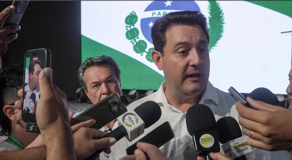 Governador Ratinho Junior durante coletiva em Santa Helena, onde destacou parceria com empresários na viabilização de obras no Oeste. (Foto: João Livi)