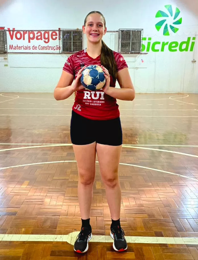 Camila Eduarda Quinot representa Marechal Cândido Rondon na Seleção Paranaense Cadete de Handebol. (Foto: Divulgação)