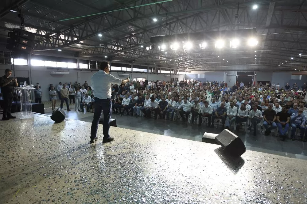 Governador Ratinho Junior anuncia pacote de investimentos que inclui contorno viário, novo trevo e melhorias em estradas rurais no Oeste do Paraná. (Foto: Geraldo Bubniak/AEN)