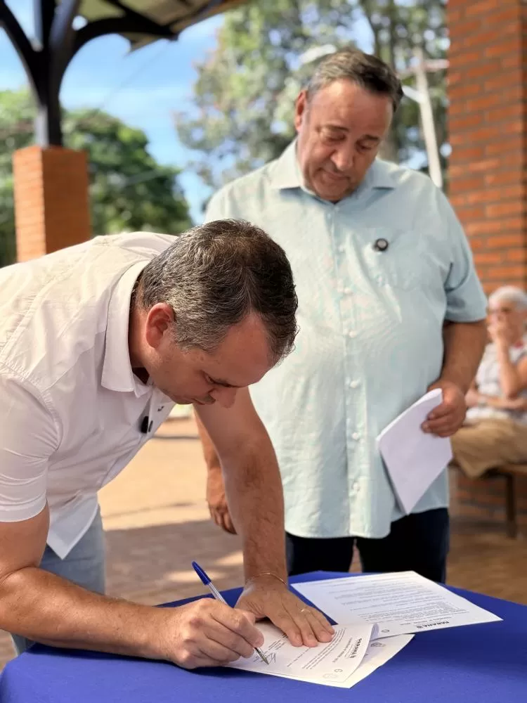 O prefeito Canela com o deputado Hussein Backri, no momento da formalização do pacote de investimentos. (Foto: Divulgação)