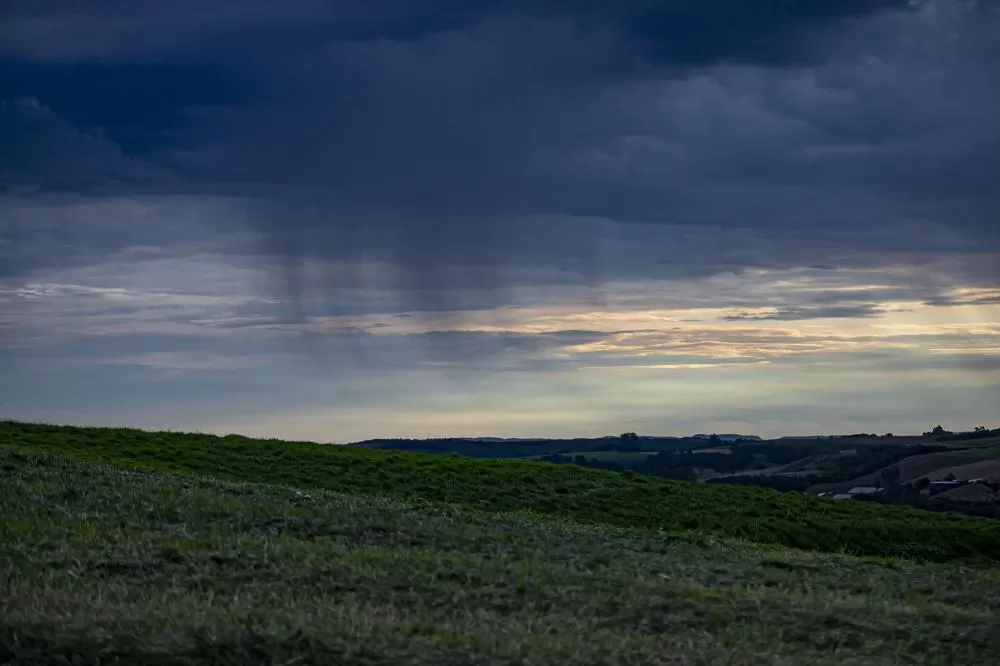 Oeste do Paraná entra em alerta para tempestades com risco de ventos fortes, granizo e chuva intensa. (Foto: Roberto Dziura Jr/AEN)