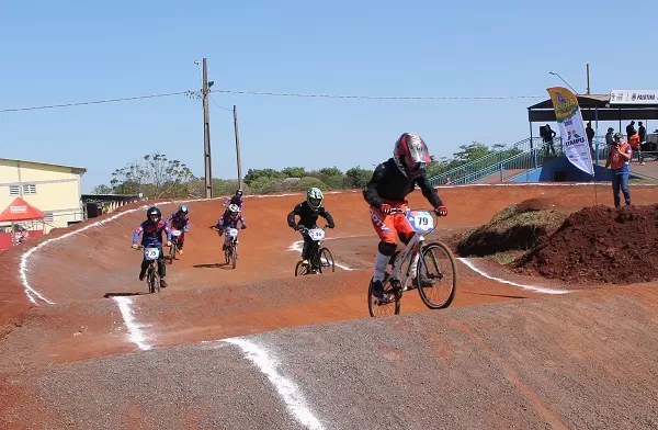 Atletas de diversas cidades participam da abertura do Campeonato Paranaense de Bicicross em Palotina (Foto: Divulgação)