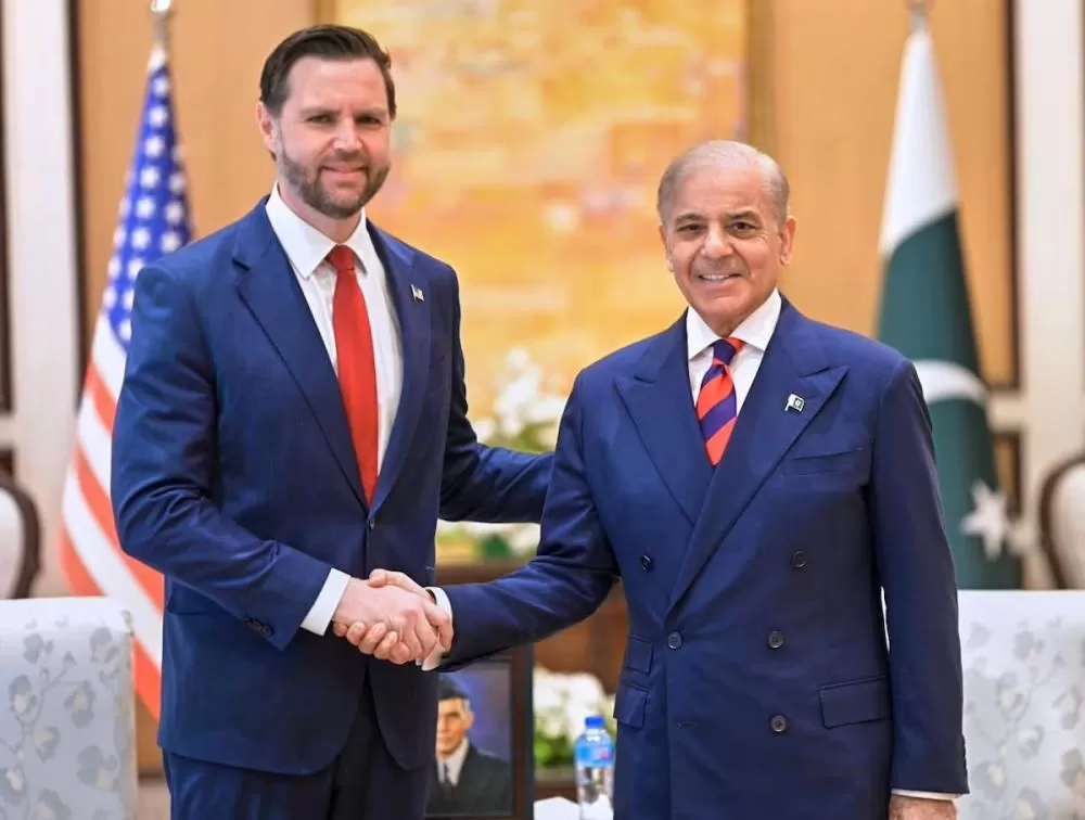 Vice-presidente dos Estados Unidos e primeiro-ministro do Paquistão apertam as mãos durante reunião neste sábado. (Foto: Pakistan Prime Minister Office via AP)